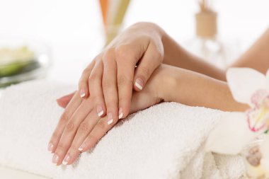 Fransız manikür. İyi manikürlü tırnaklar. 