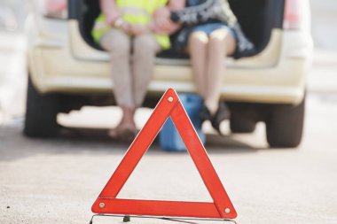 Kadın araba ile ilgili sorun yaşıyorsanız. Kavram kapatın.