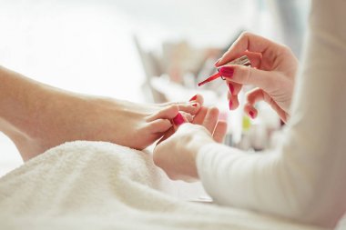 Tırnak parlatma. Pedikür tedavi. Yakın çekim.