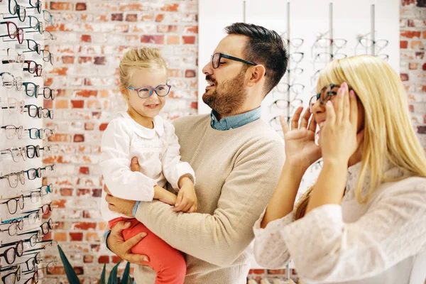 Familia en tienda de óptica — Foto de Stock