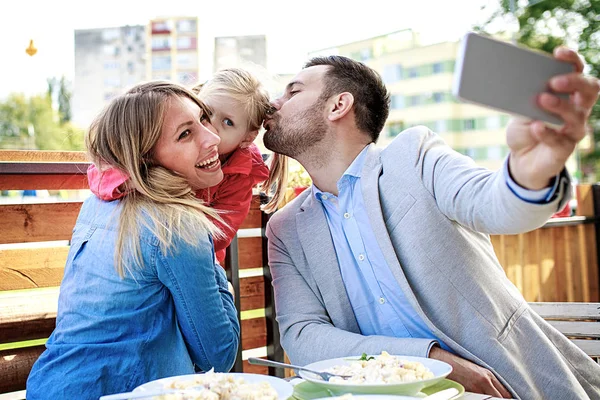 Familia disfrutando de pasta — Foto de Stock