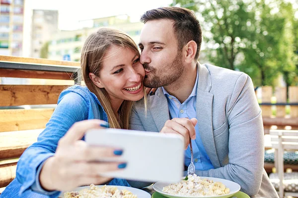 Par njuter av restaurang — Stockfoto