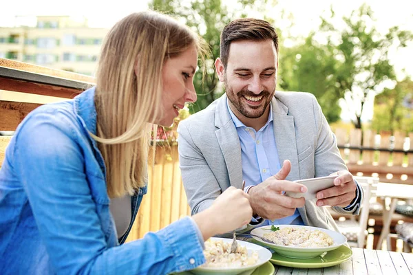 Paar genieten van restaurant — Stockfoto