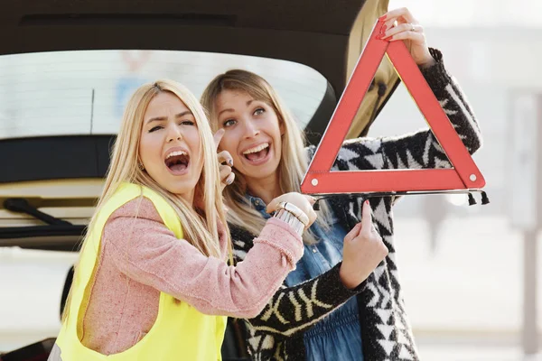 Mulher com problema com o carro — Fotografia de Stock