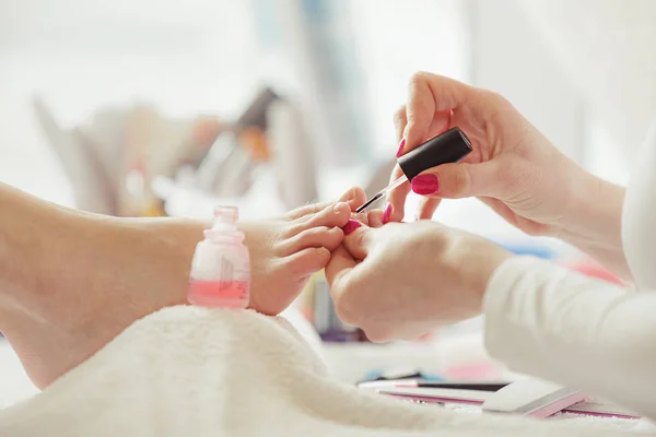 Polimento de unhas. Tratamento de Pedicure. Fechar . — Fotografia de Stock