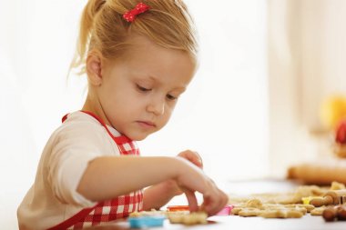 Küçük kız bisküvi yapmak