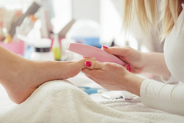 Limpiar las uñas. Tratamiento de pedicura. De cerca. . —  Fotos de Stock