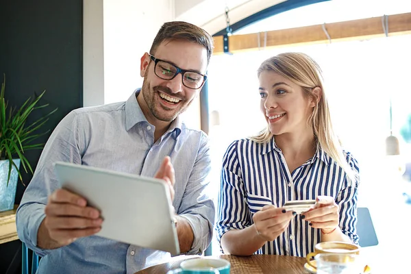 Desfrutando de compras online — Fotografia de Stock