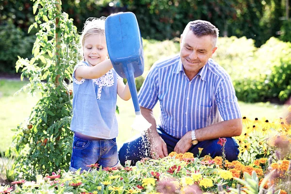 Rega de flores no jardim — Fotografia de Stock