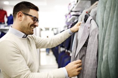 Adam alışveriş keyfi