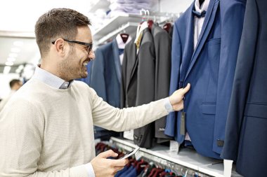 Adam alışveriş keyfi