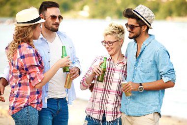 Arkadaşlar plaj keyfi