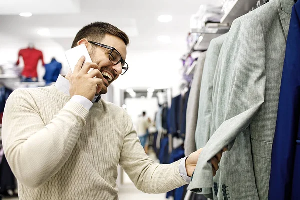 Hombre disfrutando de compras — Foto de Stock