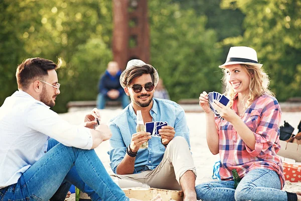 Vrienden genieten van strand — Stockfoto