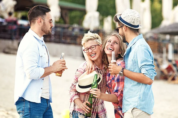 Vrienden genieten van strand — Stockfoto