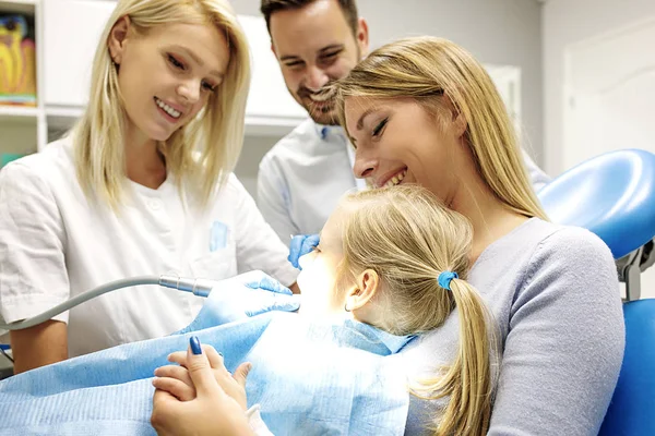 Familie in tandheelkundige kantoor — Stockfoto
