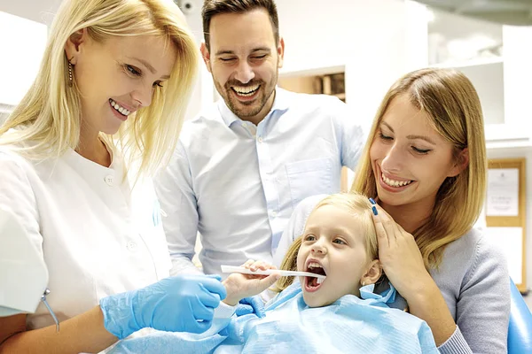 Familia en consultorio dental —  Fotos de Stock