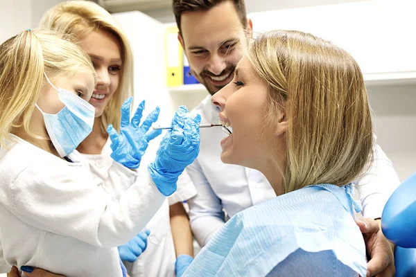 Familia en consultorio dental — Foto de Stock