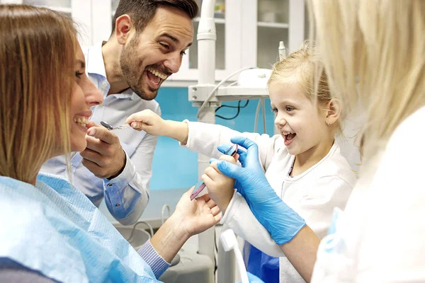 Família em consultório odontológico — Fotografia de Stock