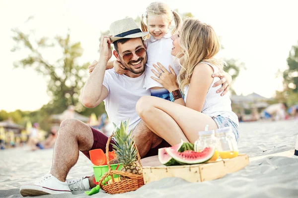 Familie genieten van strand — Stockfoto