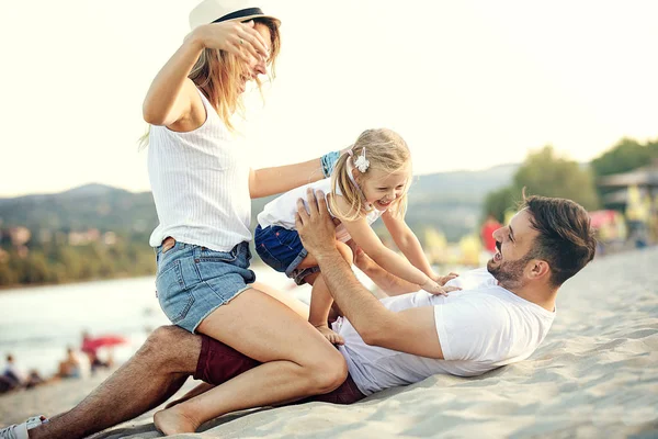 Família desfrutando praia — Fotografia de Stock