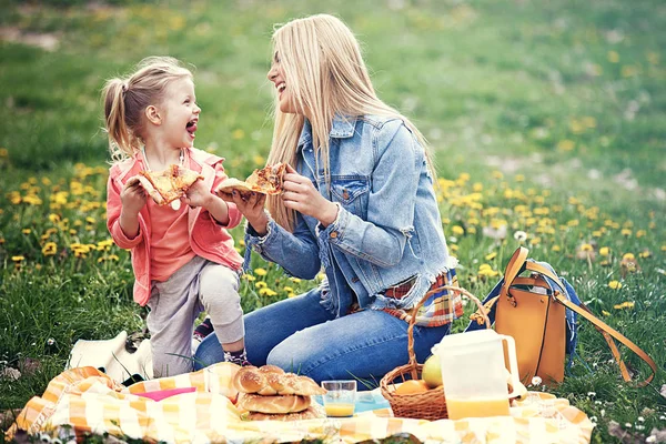 Desfrutando de piquenique no parque — Fotografia de Stock