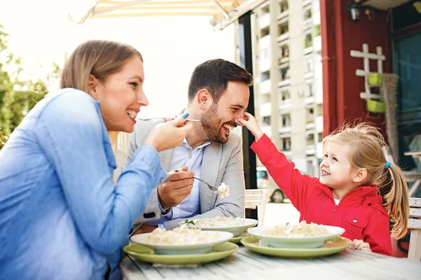Gelukkige Familie Genieten Van Pasta Restaurant — Stockfoto