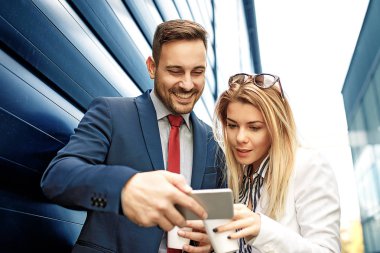 Genç iş adamları şirket bina ve yeni proje hakkında tartışmaya önünde rahatlatıcı.