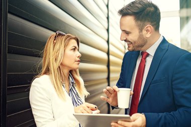 Genç iş adamları şirket bina ve yeni proje hakkında tartışmaya önünde rahatlatıcı.