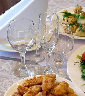 Akşam yemeği için masaya gözlük