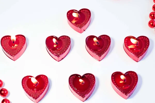 Een hartvormige kaars op een witte achtergrond is een symbool van liefde — Stockfoto