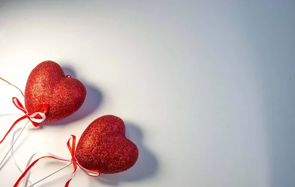 Rood hart op een witte achtergrond izorirovannoe Valentijnsdag — Stockfoto