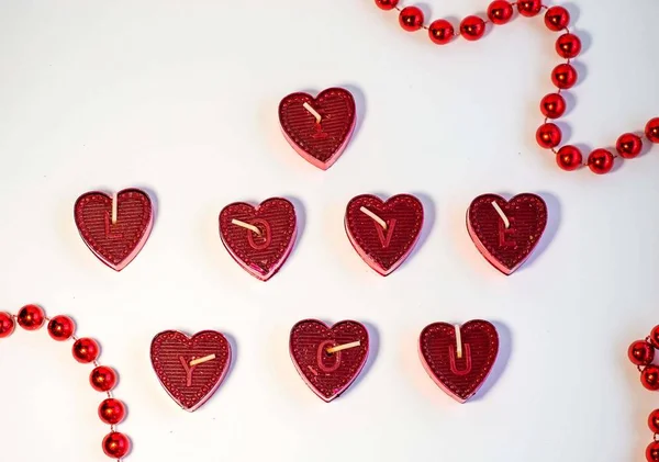 Een hartvormige kaars op een witte achtergrond is een symbool van liefde — Stockfoto