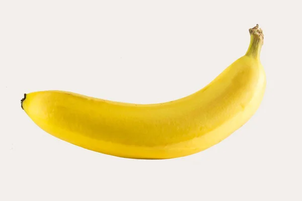 Жовті банани на білому тлі ізольовані шпалери — стокове фото