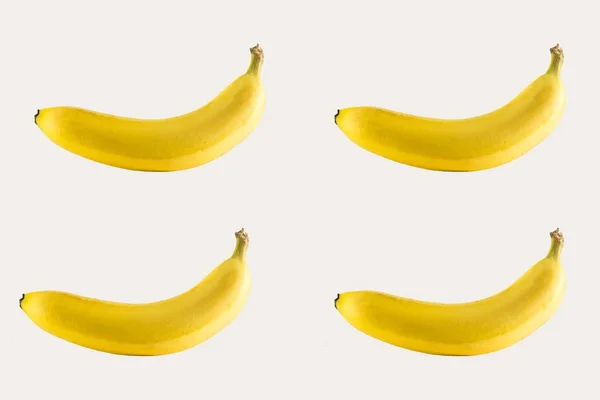 Жовті банани на білому тлі ізольовані шпалери — стокове фото