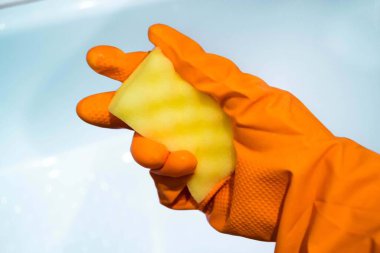 Eldivenle banyoyu temizliyorum.