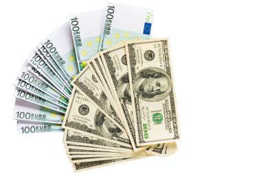 Bir yığın yeşil 100 dolarlık banknot beyaz arka planda izole edilmiş bir fotoğraf.