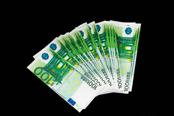 Geld 100 Euro Einem Umschlag Auf Isoliertem Schwarzem Hintergrund — Stockfoto