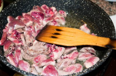 Mutfakta et kalbi kızart. Sağlıklı yiyecekler.