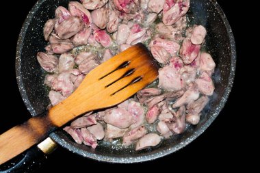 Mutfakta et kalbi kızart. Sağlıklı yiyecekler.