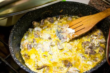 Mutfakta et kalbi kızart. Sağlıklı yiyecekler.