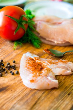 Bitkilerle taze tavuk pirzolası pişiriyorum.