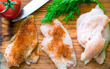 Bitkilerle taze tavuk pirzolası pişiriyorum.