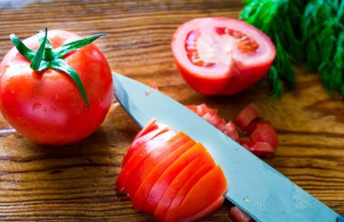 Dilimlenmiş taze kırmızı domates hazırlama