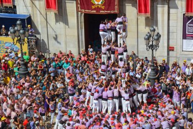 Castells, Tarragona, İspanya, Katalonya 'daki insan kuleleri. Festival Santa Tecla 2019. Tarragona 'da sonbahar (Eylül). Plaza de la font (Tarragona).