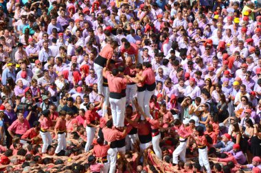 Castells, Tarragona, İspanya, Katalonya 'daki insan kuleleri. Festival Santa Tecla 2019. Tarragona 'da sonbahar (Eylül). Plaza de la font (Tarragona). Tarragona 'nın Tarihi Merkezi. 