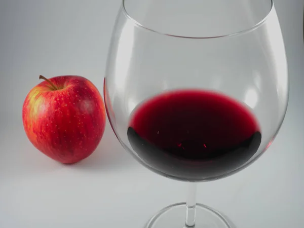 Glas Med Rött Vin Och Ett Äpple — Stockfoto