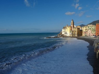 Camogli Genova 'da kilise ve deniz manzarası