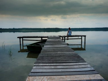 Gölün rıhtımındaki kadın