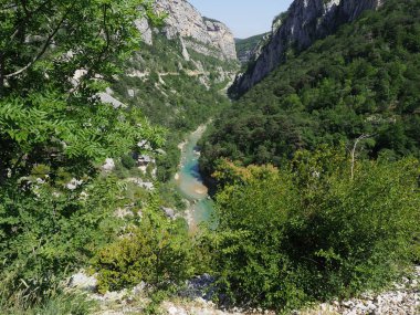 Derin bir kanyonda nehir